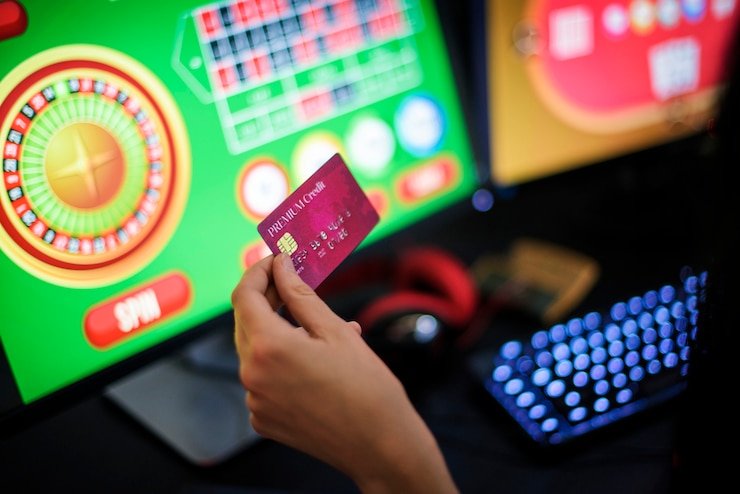 Pengguna membaca profil platform dari ponsel